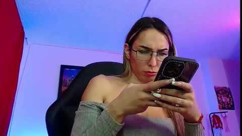 Snapshot of niki_1998 chatting on 10/21/25, 02:01 Natalia online show from 10/21/25, 02:01