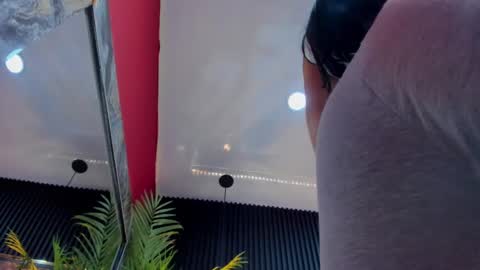 nikii_white online show from 12/20/24, 12:41