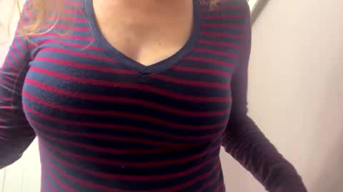 Snapshot of nikkiluv81 chatting on 11/17/25, 06:14 NikkiLuv online show from 11/17/25, 06:14