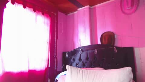 Snapshot of nikkirous_ chatting on 04/11/26, 06:12 Nikkirous online show from 04/11/26, 06:12