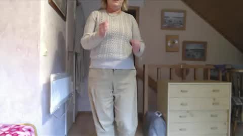 Snapshot of nikole111 chatting on 10/31/25, 01:01 Nikole1 online show from 10/31/25, 01:01