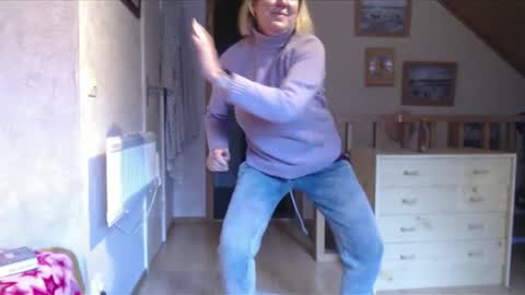 Snapshot of nikole111 chatting on 11/21/25, 11:20 Nikole1 online show from 11/21/25, 11:20