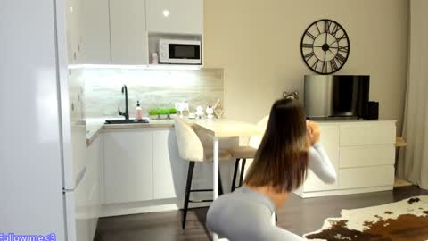 Bella online show from 01/28/25, 04:52