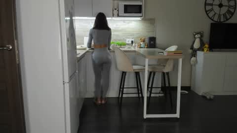 Bella online show from 09/12/25, 06:08