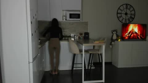 Bella online show from 09/18/25, 04:09