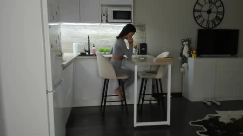 Bella online show from 09/29/25, 08:02