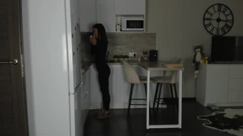 Bella online show from 10/24/25, 11:17