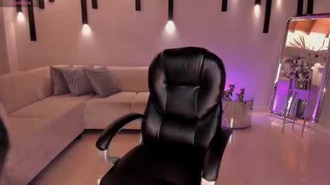 Nina online show from 10/06/25, 05:05