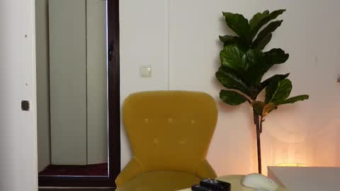 Snapshot of ninacrystal chatting on 09/17/25, 07:43 NinaCrystal online show from 09/17/25, 07:43