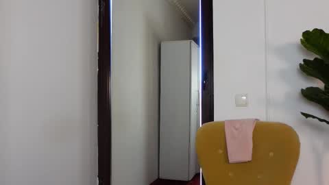 Snapshot of ninacrystal chatting on 12/19/25, 08:43 NinaCrystal online show from 12/19/25, 08:43