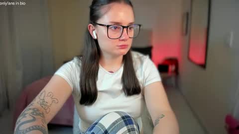 Snapshot of ninavolkov chatting on 02/03/25, 12:47 ninavolkov online show from 02/03/25, 12:47