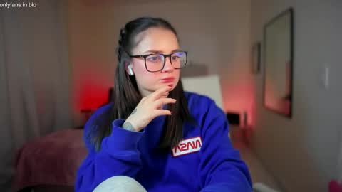 Snapshot of ninavolkov chatting on 03/05/25, 10:32 ninavolkov online show from 03/05/25, 10:32