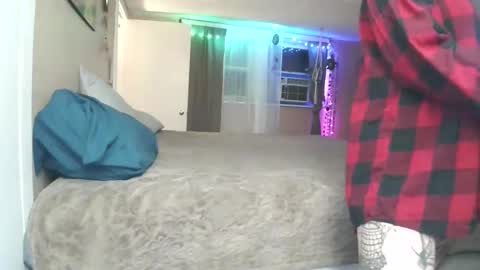 Snapshot of no_facequeen chatting on 10/06/25, 09:29 Leah online show from 10/06/25, 09:29