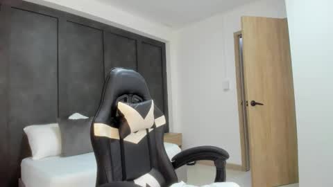 Snapshot of noah_batchelor chatting on 12/17/25, 03:12 N O A H online show from 12/17/25, 03:12