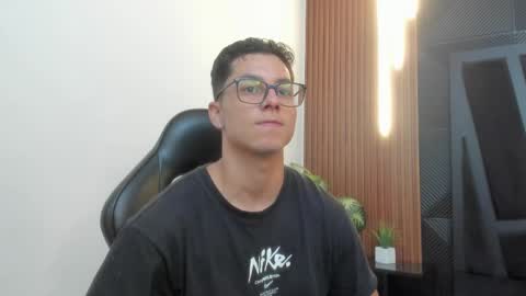 Snapshot of noah_clarkk chatting on 12/22/25, 12:02 Noah online show from 12/22/25, 12:02