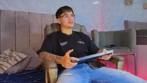 NOAH  online show from 02/09/25, 10:21