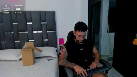 Snapshot of noah_corvelle chatting on 11/16/25, 01:33 NOAH online show from 11/16/25, 01:33