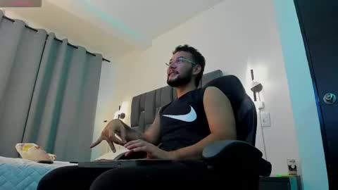 Snapshot of noah_corvelle chatting on 11/19/25, 12:10 NOAH online show from 11/19/25, 12:10