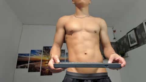 noah_flynn1 online show from 05/03/26, 10:21