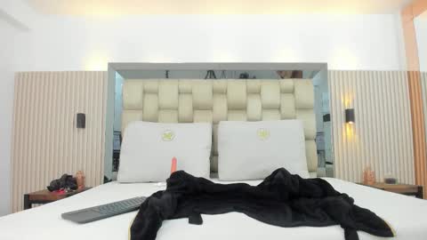 Snapshot of noah_pariss chatting on 12/04/25, 11:19 NOAH online show from 12/04/25, 11:19