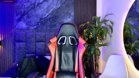 Snapshot of noah_travis chatting on 04/04/26, 01:30 Noah online show from 04/04/26, 01:30