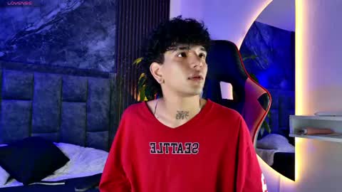 Snapshot of noah_travis chatting on 04/14/26, 01:39 Noah online show from 04/14/26, 01:39