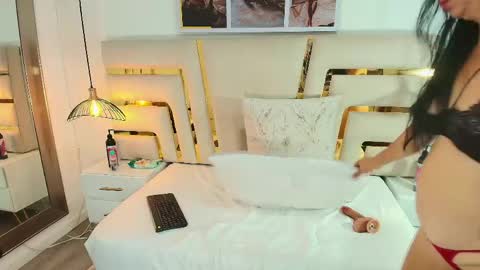 NOELLE online show from 04/17/26, 04:43