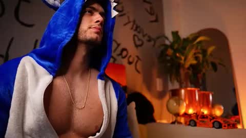 Snapshot of noha_miler chatting on 10/11/25, 12:21 kevin online show from 10/11/25, 12:21