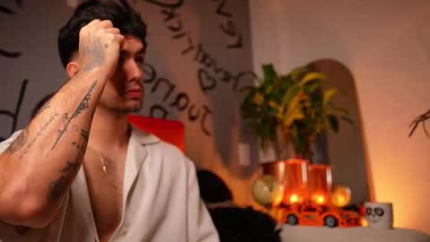 Snapshot of noha_miler chatting on 10/16/25, 12:44 kevin online show from 10/16/25, 12:44