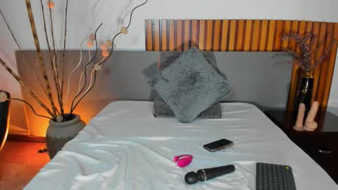 Nora Da Silva online show from 12/23/25, 12:30