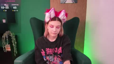 Snapshot of nora_lis chatting on 03/08/25, 03:35 Nora Cutie u online show from 03/08/25, 03:35