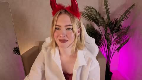 Snapshot of noracollins chatting on 12/18/25, 08:09 Nora online show from 12/18/25, 08:09