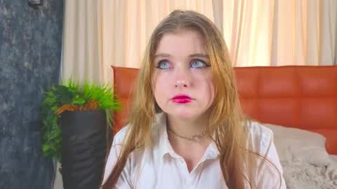 Snapshot of novaseraphic chatting on 12/17/25, 06:52 Azalea online show from 12/17/25, 06:52