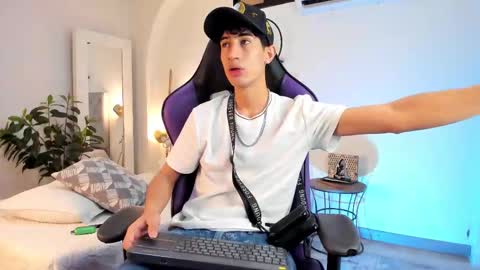 Snapshot of novawheeler chatting on 02/11/25, 04:44 Nova online show from 02/11/25, 04:44