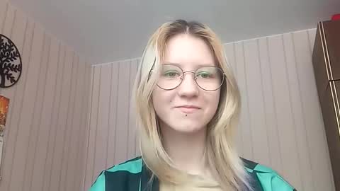 Snapshot of novellahartig chatting on 02/06/26, 07:12 Sari It is my first day online show from 02/06/26, 07:12