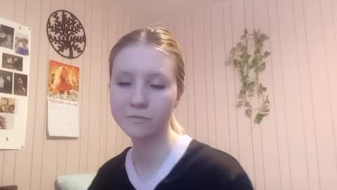 Snapshot of novellahartig chatting on 02/22/26, 02:37 Sari It is my first day online show from 02/22/26, 02:37