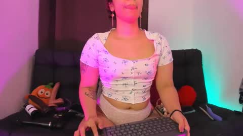 Snapshot of nyalgasai1 chatting on 03/05/25, 04:02 Nia online show from 03/05/25, 04:02