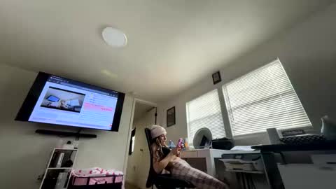 Snapshot of nymphomaticbaby chatting on 11/12/25, 05:02 nymphomaticbaby online show from 11/12/25, 05:02