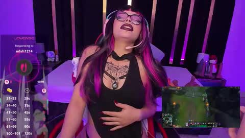 Snapshot of nyveth chatting on 02/20/26, 01:44 Nyvet online show from 02/20/26, 01:44