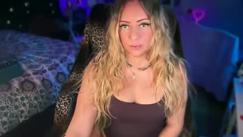 Snapshot of nyxxen chatting on 02/21/26, 03:29 nyxxen online show from 02/21/26, 03:29