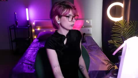 Snapshot of obedientt_ chatting on 07/21/26, 07:43 Moonlight online show from 07/21/26, 07:43