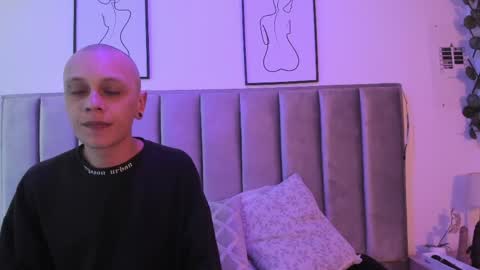 Sara Help me reach 1000 followers online show from 04/11/26, 05:17