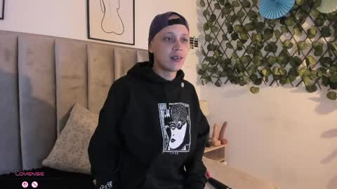 Sara Help me reach 1000 followers online show from 06/05/26, 04:02