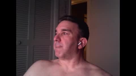 Snapshot of oceanmanx chatting on 12/17/25, 04:29 Ocean online show from 12/17/25, 04:29