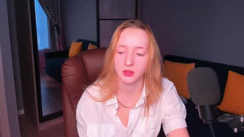 Snapshot of oddlyfamiliar chatting on 12/16/24, 12:38 Call me Bee online show from 12/16/24, 12:38