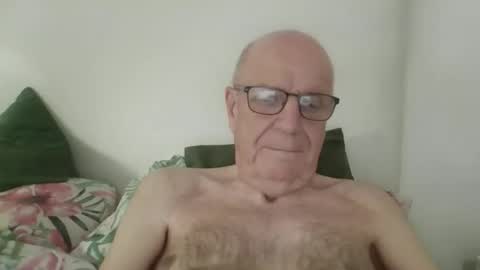 Snapshot of oggi95 chatting on 10/17/25, 02:30 oggi95 online show from 10/17/25, 02:30