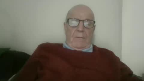 Snapshot of oggi95 chatting on 11/27/25, 04:20 oggi95 online show from 11/27/25, 04:20