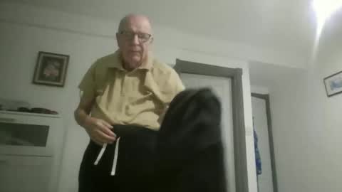 Snapshot of oggi95 chatting on 12/04/25, 04:16 oggi95 online show from 12/04/25, 04:16