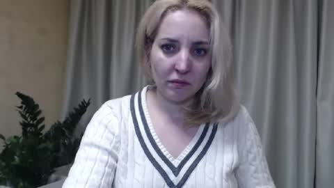 Snapshot of ohsweetmari chatting on 02/18/25, 04:05 Mari online show from 02/18/25, 04:05