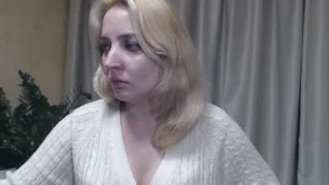 Snapshot of ohsweetmari chatting on 10/26/25, 02:56 Mari online show from 10/26/25, 02:56